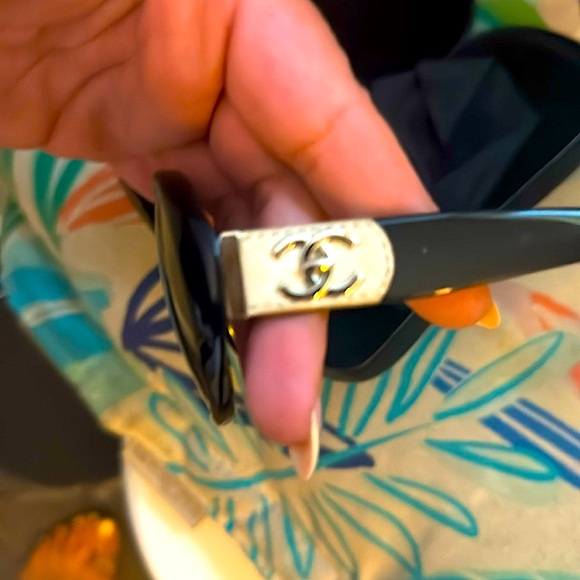 Chanel Black Sunglasses with Quilted Case - Picture 3 of 8